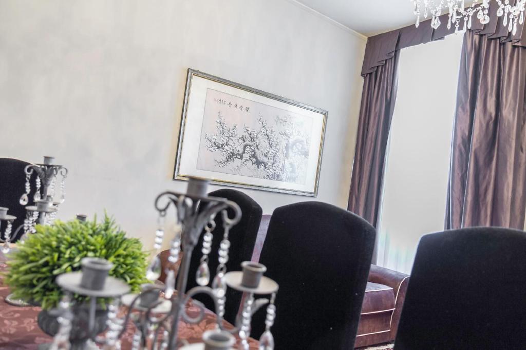 A seating area at Rialto Canal View With Terrace and Balcony by Wonderful Italy