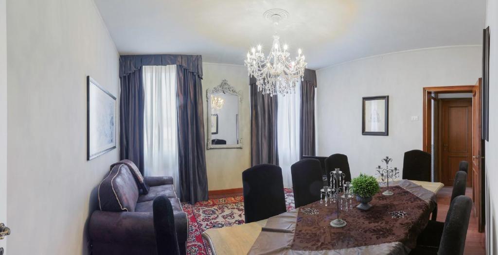 A seating area at Rialto Canal View With Terrace and Balcony by Wonderful Italy