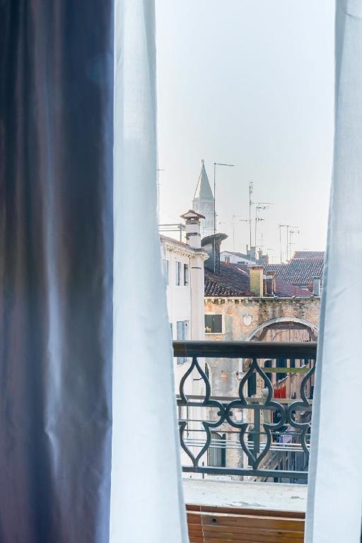 A balcony or terrace at Rialto Canal View With Terrace and Balcony by Wonderful Italy