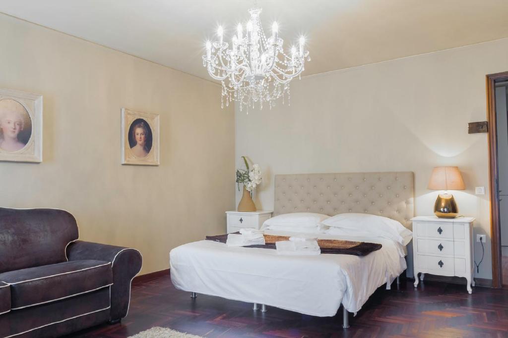 A bed or beds in a room at Rialto Canal View With Terrace and Balcony by Wonderful Italy