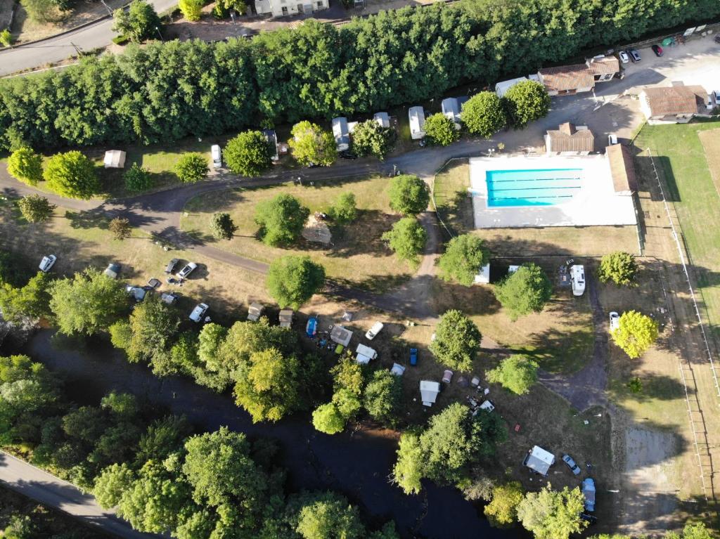 Bazén v ubytování Les Berges Du Cele nebo v jeho okolí