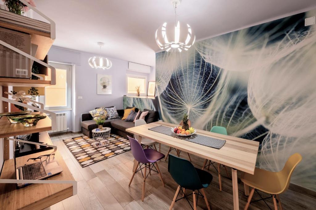 un soggiorno con tavolo e sedie di Casa Gabry Design a due passi dal centro e dal mare a San Benedetto del Tronto