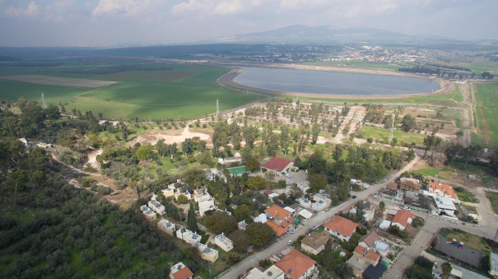 una vista aérea de una ciudad y un lago en HI - Maayan Harod Hostel en Gid‘ona