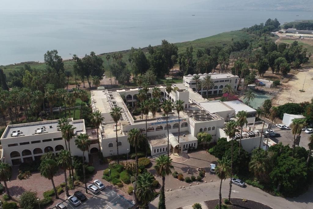 uma vista aérea de um grande edifício branco com palmeiras em HI - Karei Deshe Hostel em Khirbet Minim