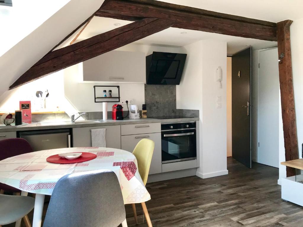 Una cocina y un comedor con mesa y sillas. en Gîtes La Petite Venise Colmar, en Colmar