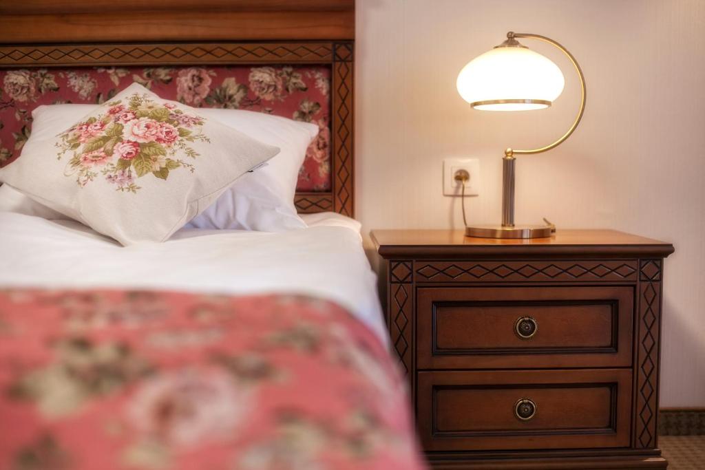 Posteľ alebo postele v izbe v ubytovaní Hotel Paryski Art & Business Zakopane - Basen Jacuzzi Sauna Małpi Gaj