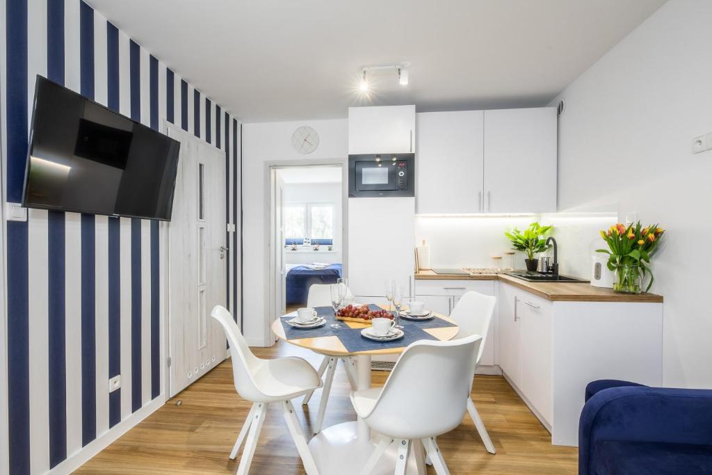 Kuchyňa alebo kuchynka v ubytovaní Apartament 1B Niebieskie Apartamenty Poddąbie dawniej Blue Marine z basenem krytym, odkrytym, salą zabaw, animacjami