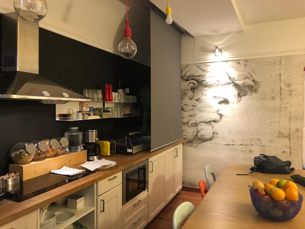 - une cuisine avec une table et un bol de fruits dans l'établissement DAB Guest House, à Rome