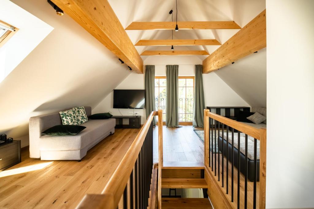een woonkamer met een trap en een bank bij SKED'N in Bled