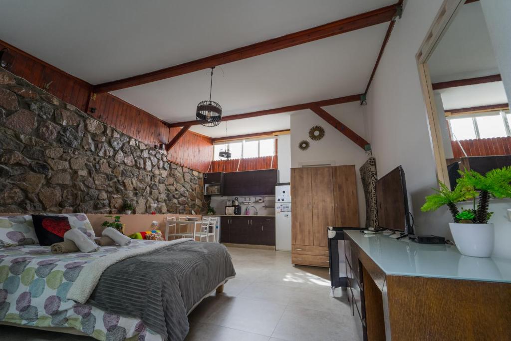um quarto com uma cama e uma parede de pedra em Eilot em Eilat
