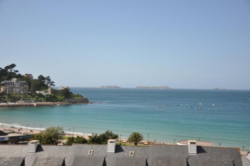 Elle offre une vue sur la plage et l'océan. dans l'établissement Appartement BELLE VUE MER dans la Tour du Château de Trestraou à PERROS-GUIREC - Réf 865, à Perros-Guirec