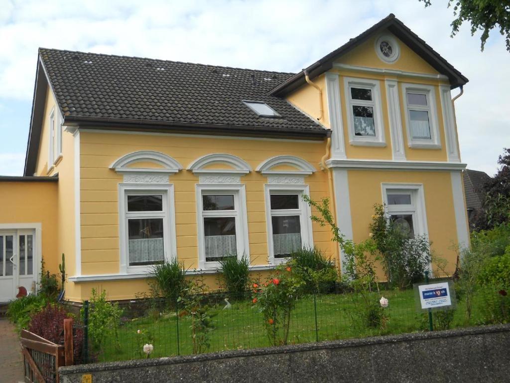a yellow house with a black roof at Ferienwohnung Kuderer in Lunden