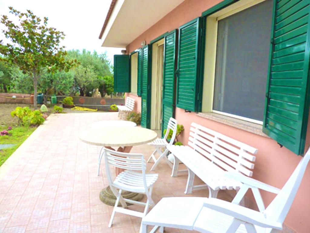 פטיו או אזור חיצוני אחר ב-2 bedrooms appartement with furnished terrace at Taormina 3 km away from the beach