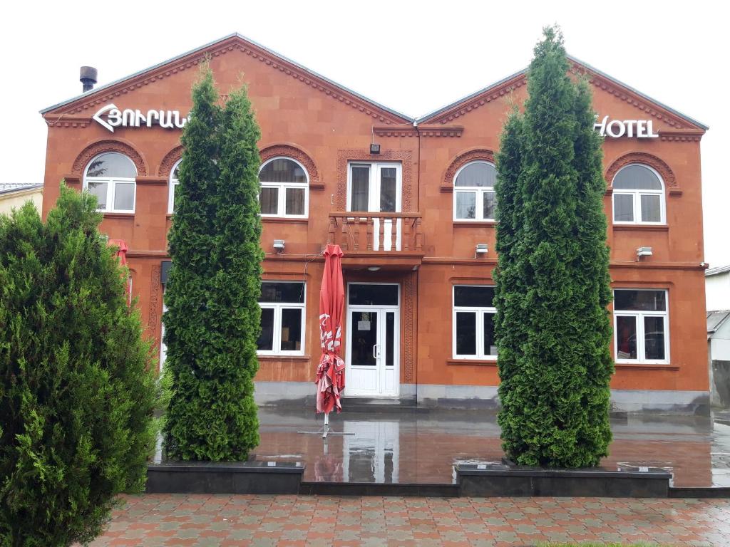 um edifício com três árvores em frente em ValDa Hotel on TUMANYAN em Vanadzor