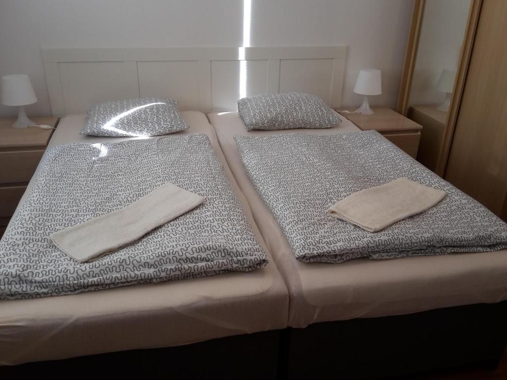 Postel nebo postele na pokoji v ubytování APARTMÁN SLAVKOV home & parking