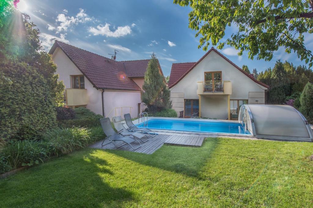 Bazén v ubytování Hotel Garni Pod Skalkou nebo v jeho okolí