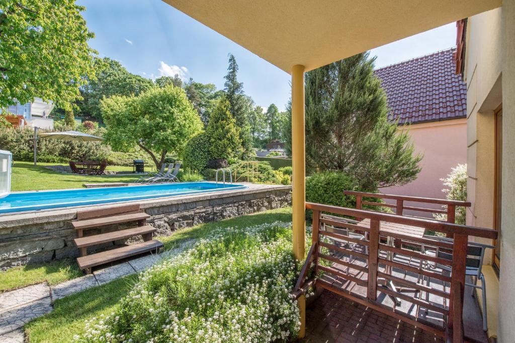 Bazén v ubytování Hotel Garni Pod Skalkou nebo v jeho okolí