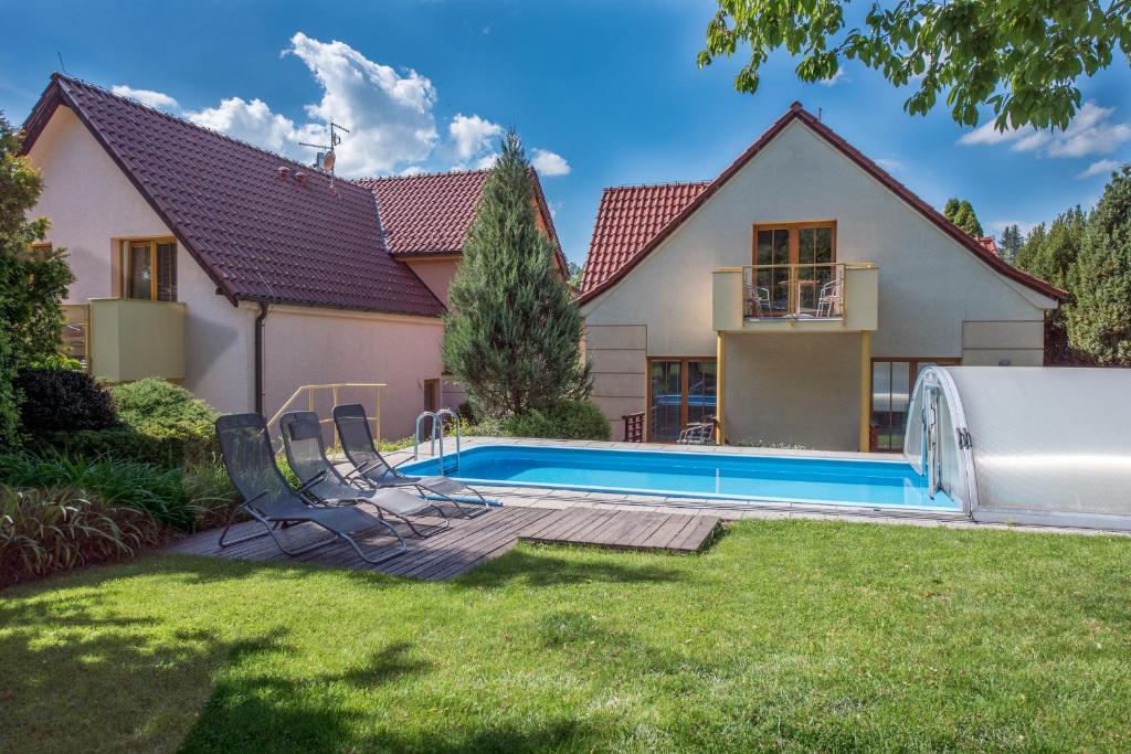 Bazén v ubytování Hotel Garni Pod Skalkou nebo v jeho okolí