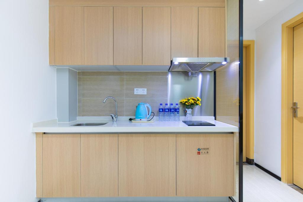 Kuchyň nebo kuchyňský kout v ubytování Foshan Laide Apartment