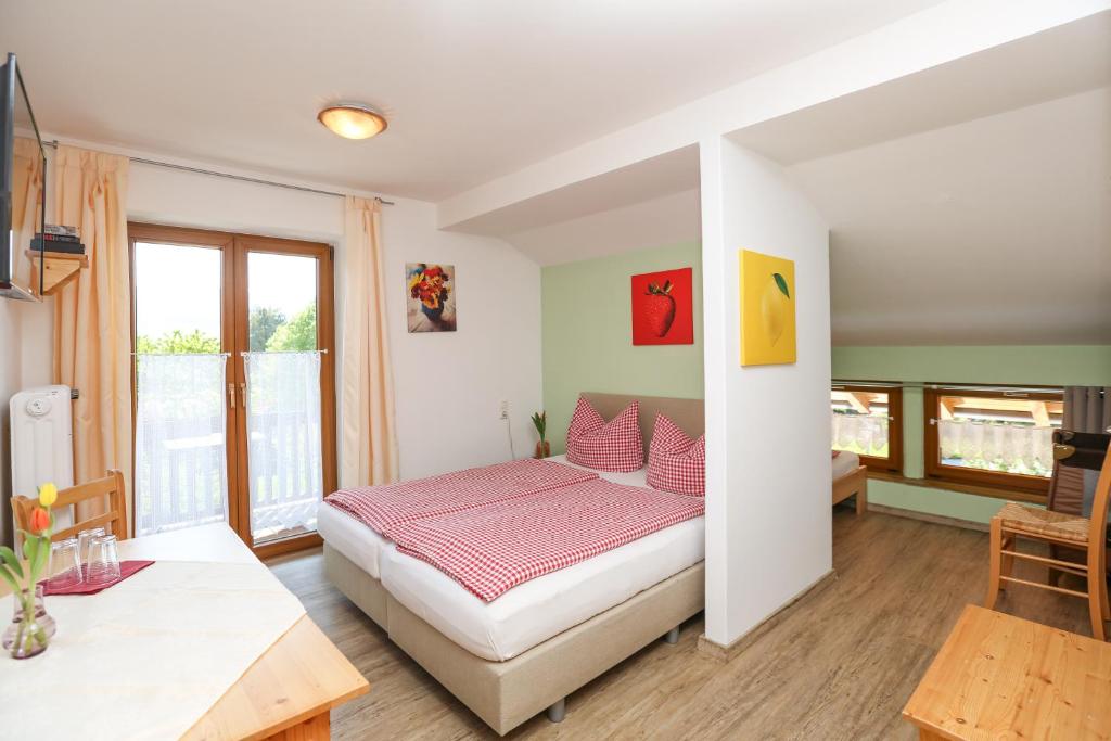 Postel nebo postele na pokoji v ubytování Pension Bergsee