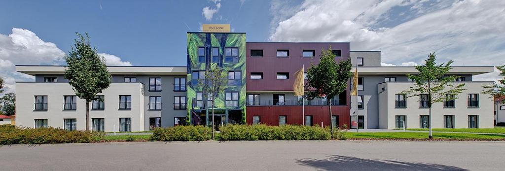 un grand bâtiment avec une sculpture devant lui dans l'établissement Sante Royale Hotel- & Gesundheitsresort Bad Langensalza, à Bad Langensalza