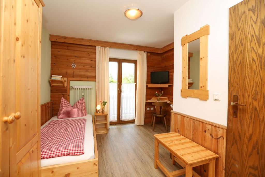 Postel nebo postele na pokoji v ubytování Pension Bergsee