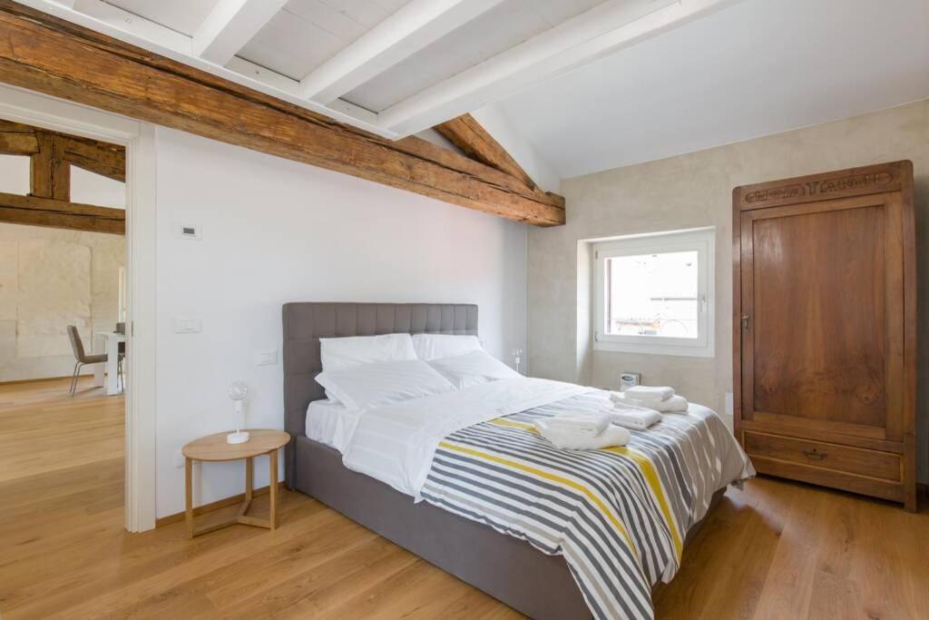 維洛納的住宿－Luxury Design Apt with Amazing View，一间卧室配有一张大床和一张桌子