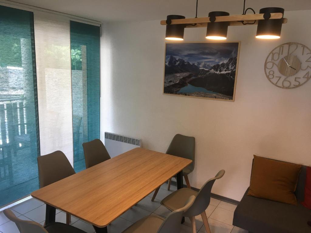 comedor con mesa de madera y sillas en Appartement Solférino, en Luz-Saint-Sauveur