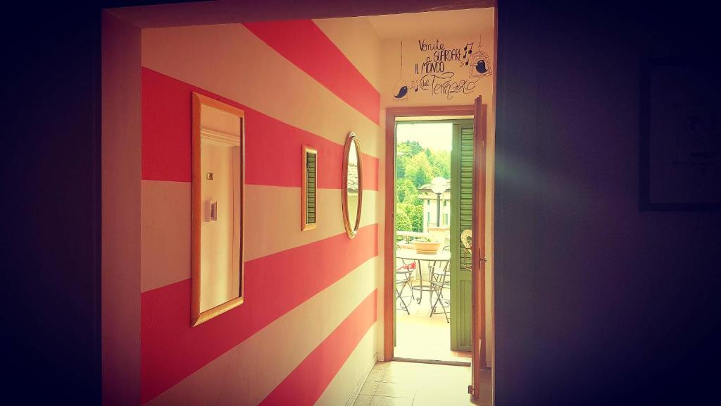 einen Flur mit einer rot-weißen gestreiften Wand in der Unterkunft Hotel La Pace in Maresca