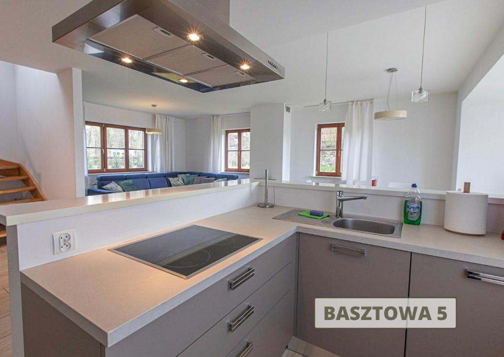Kuchyňa alebo kuchynka v ubytovaní ApartView na Mazurach "Osada Zamkowa" by Rent like home