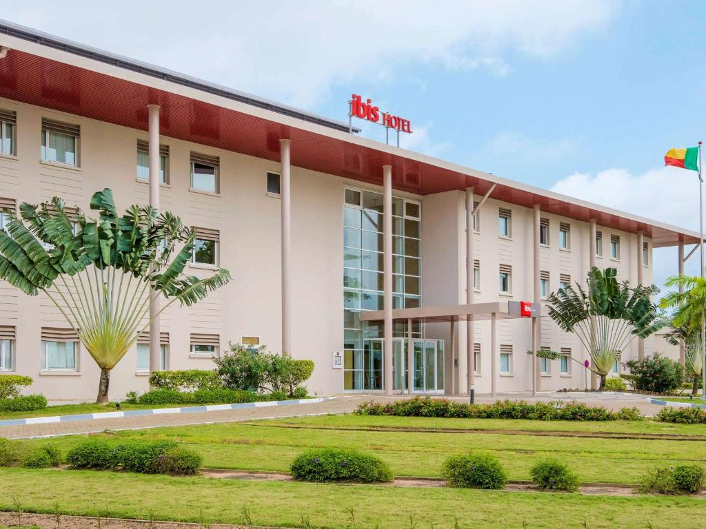 a rendering of the exterior of a hotel at Ibis Cotonou in Cotonou