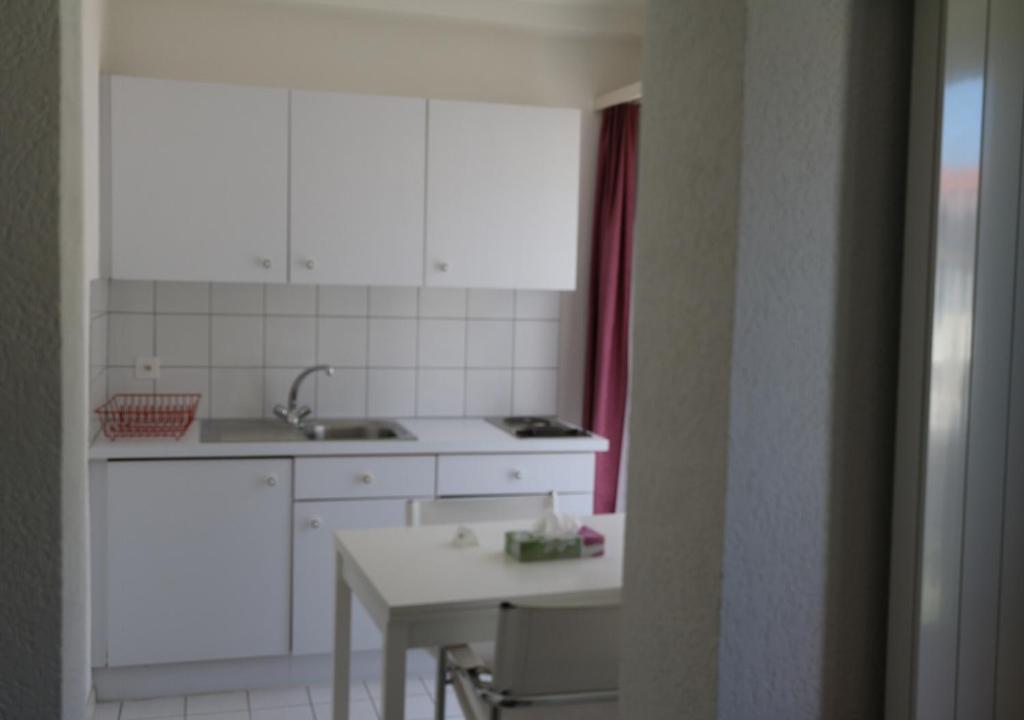 Kuchyň nebo kuchyňský kout v ubytování Hotel Le Rivage