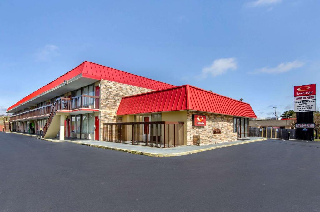 un edificio con techo rojo en una calle en Econo Lodge Civic Center en Roanoke