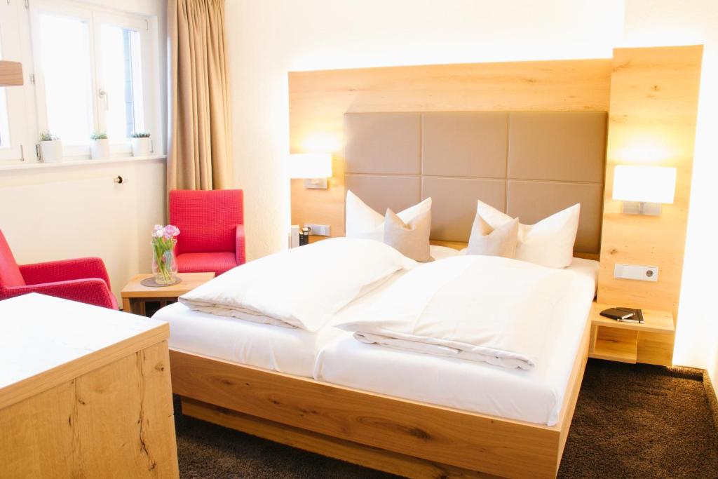 Postel nebo postele na pokoji v ubytování Hotel-Restaurant Sennhütte im Herzen des Südschwarzwalds