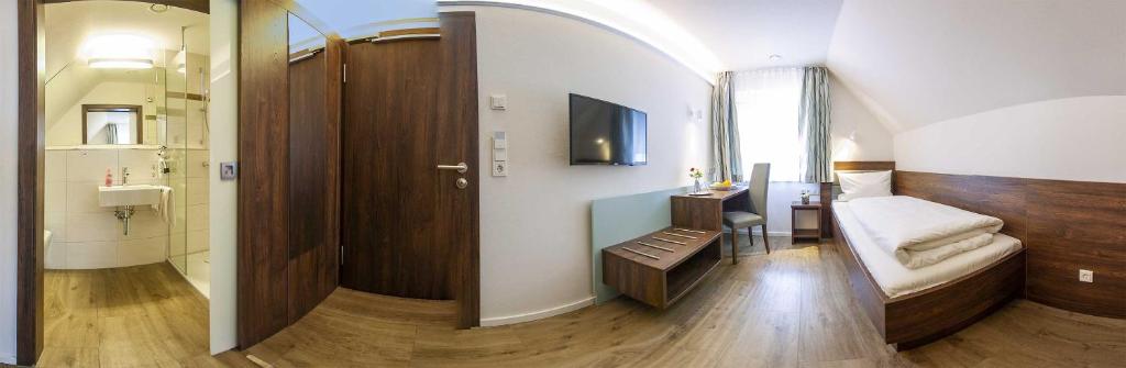 Postel nebo postele na pokoji v ubytování Hotel-Gasthof Krone