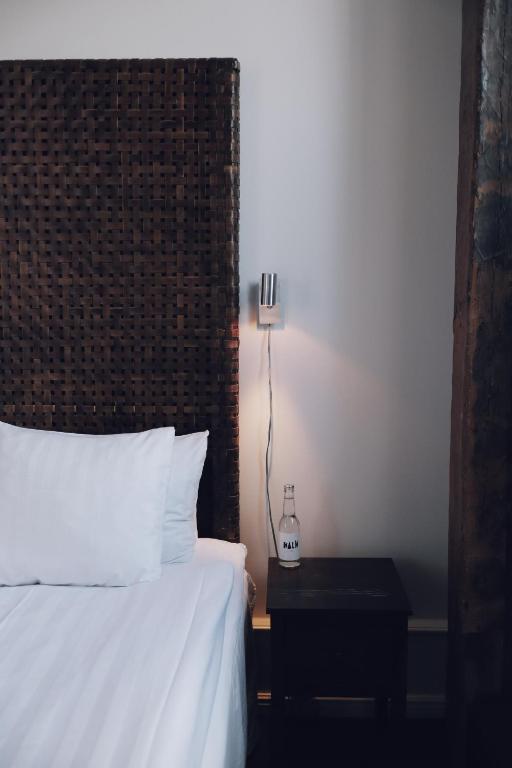 Postel nebo postele na pokoji v ubytování Kalk Hotel