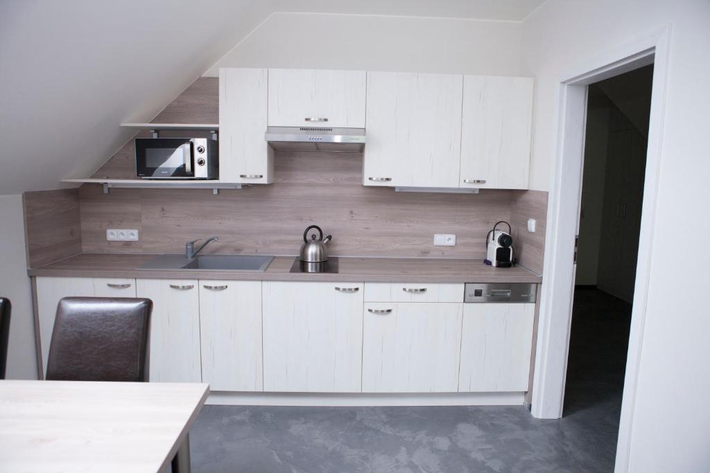 Kuchyň nebo kuchyňský kout v ubytování Apartmány U tří bratrů