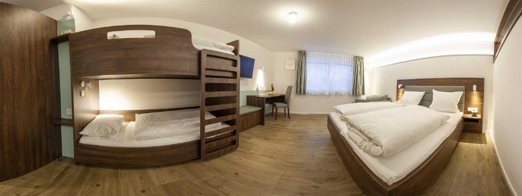 Postel nebo postele na pokoji v ubytování Hotel-Gasthof Krone
