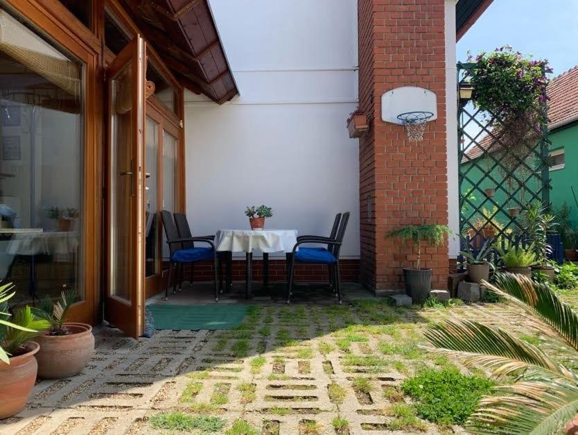 Patio lub wspólna przestrzeń na świeżym powietrzu w obiekcie Jorgos Apartman