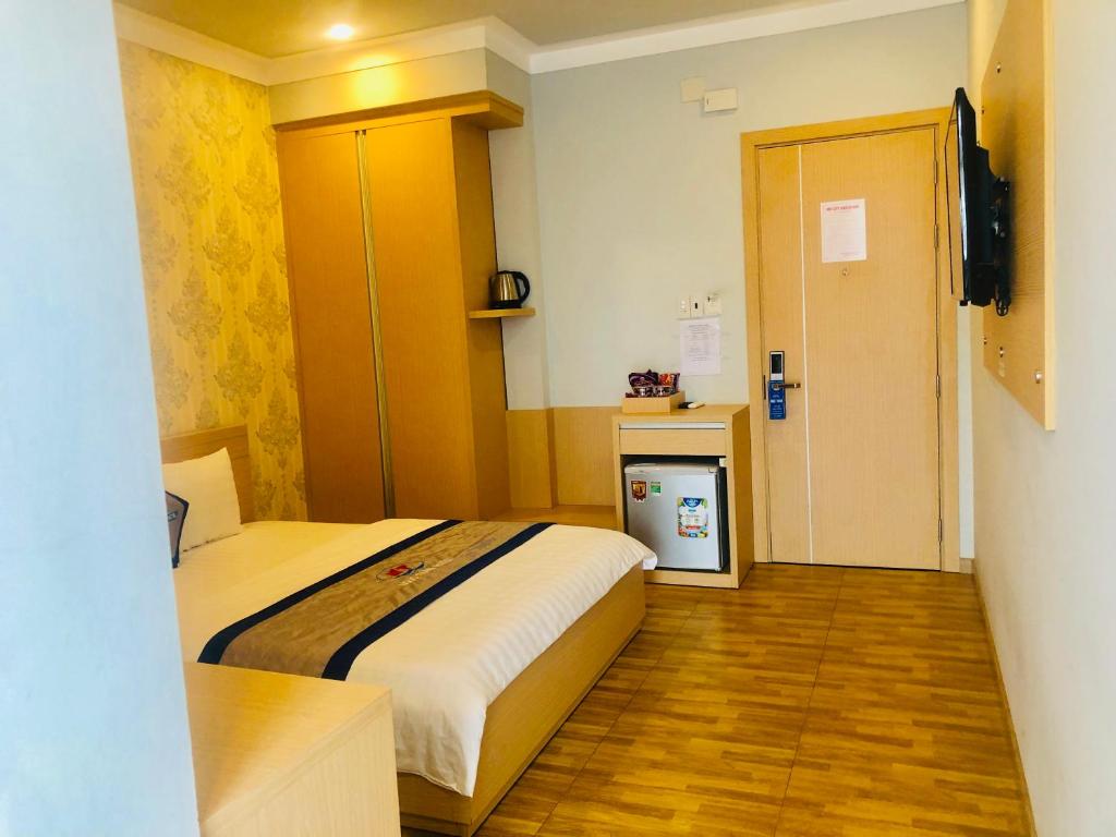 迪石的住宿－Ngoc Thanh Hotel，酒店客房设有一张床和一个小厨房