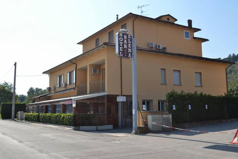 ピアノーロにあるAlbergo Elenaの目の前に看板が出ている建物