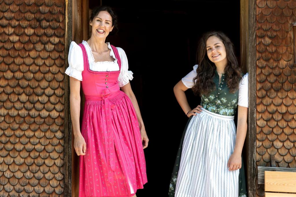 Zwei Frauen stehen nebeneinander in der Unterkunft Gämsle Hotel, Wirtshaus & mehr in Schoppernau