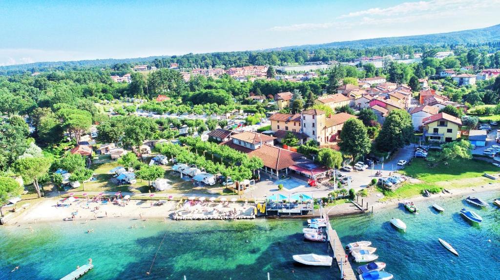 una vista aérea de un complejo con barcos en el agua en Camping Italia Lido, en Castelletto sopra Ticino