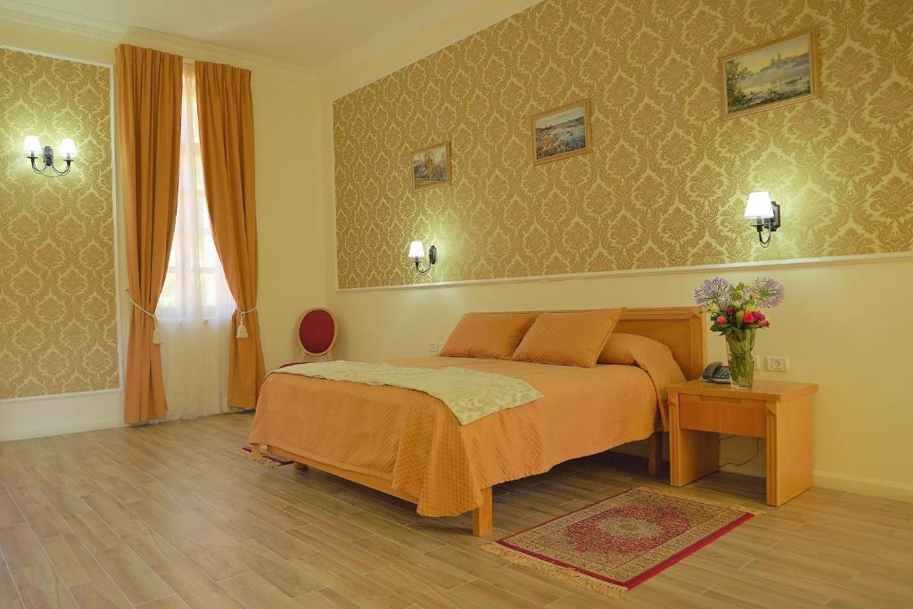 Postel nebo postele na pokoji v ubytování Sergei Palace Hotel