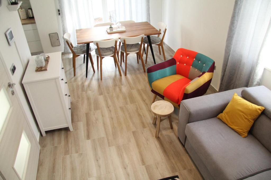ein Wohnzimmer mit einem Sofa und einem Tisch in der Unterkunft Apartman Rina,Biograd na moru in Biograd na Moru