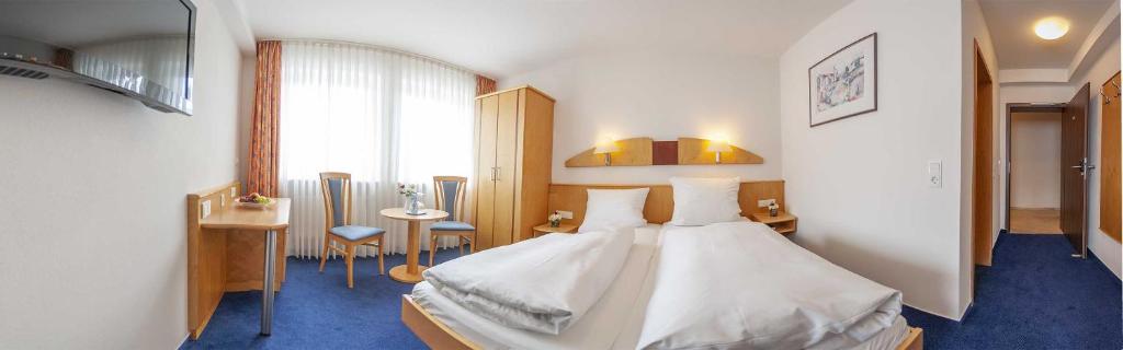 Postel nebo postele na pokoji v ubytování Hotel-Gasthof Krone