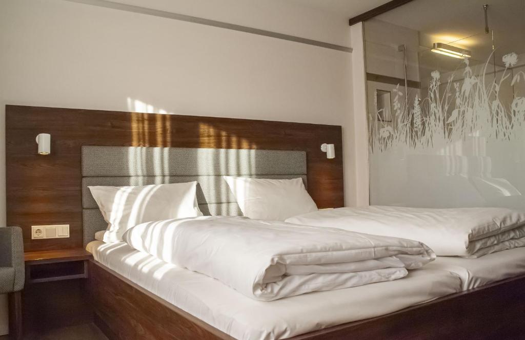 Postel nebo postele na pokoji v ubytování Hotel-Gasthof Krone