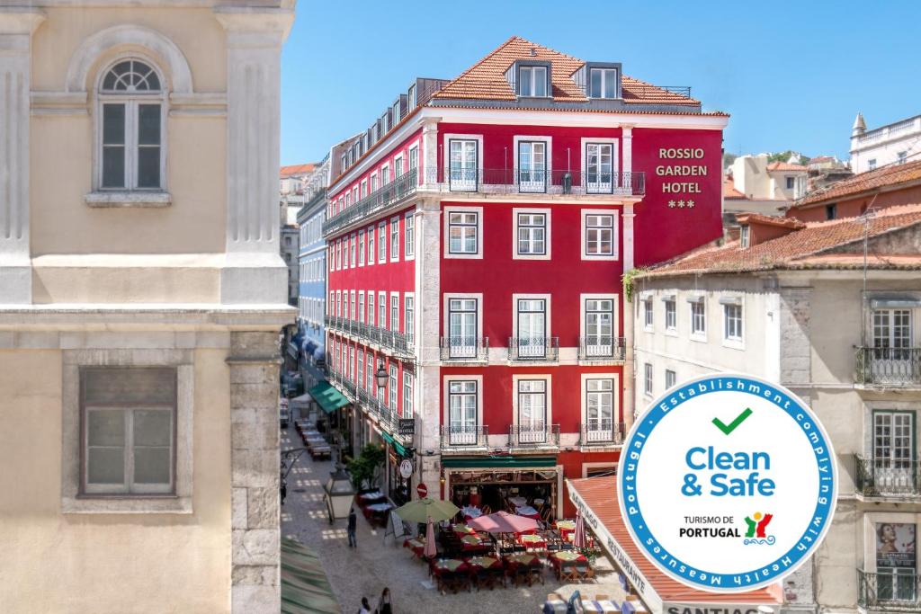 un bâtiment rouge avec un panneau pour un nettoyage et une vente dans l'établissement Rossio Garden Hotel, à Lisbonne