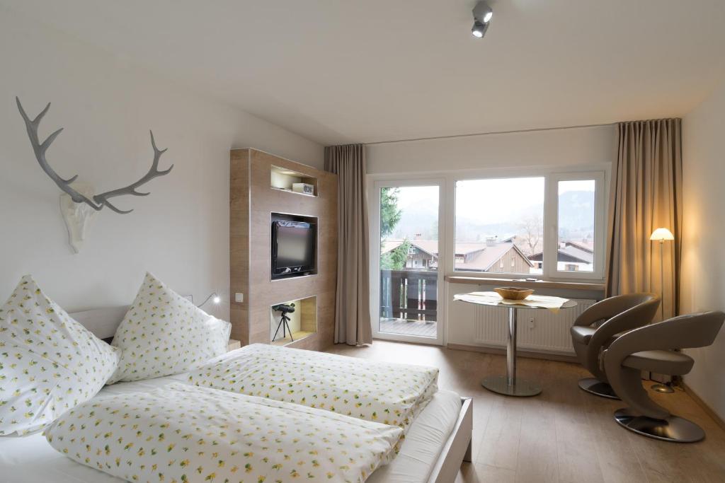 sala de estar con sofá, mesa y ventana en Ferienwohnung Krüger, en Oberstdorf