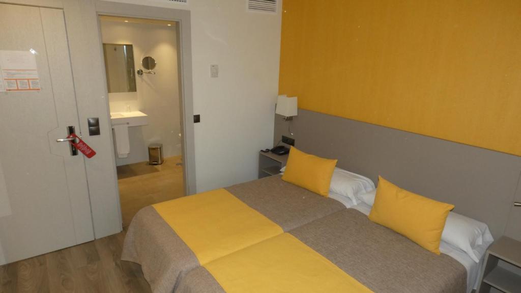 A bed or beds in a room at Hotel Zeus